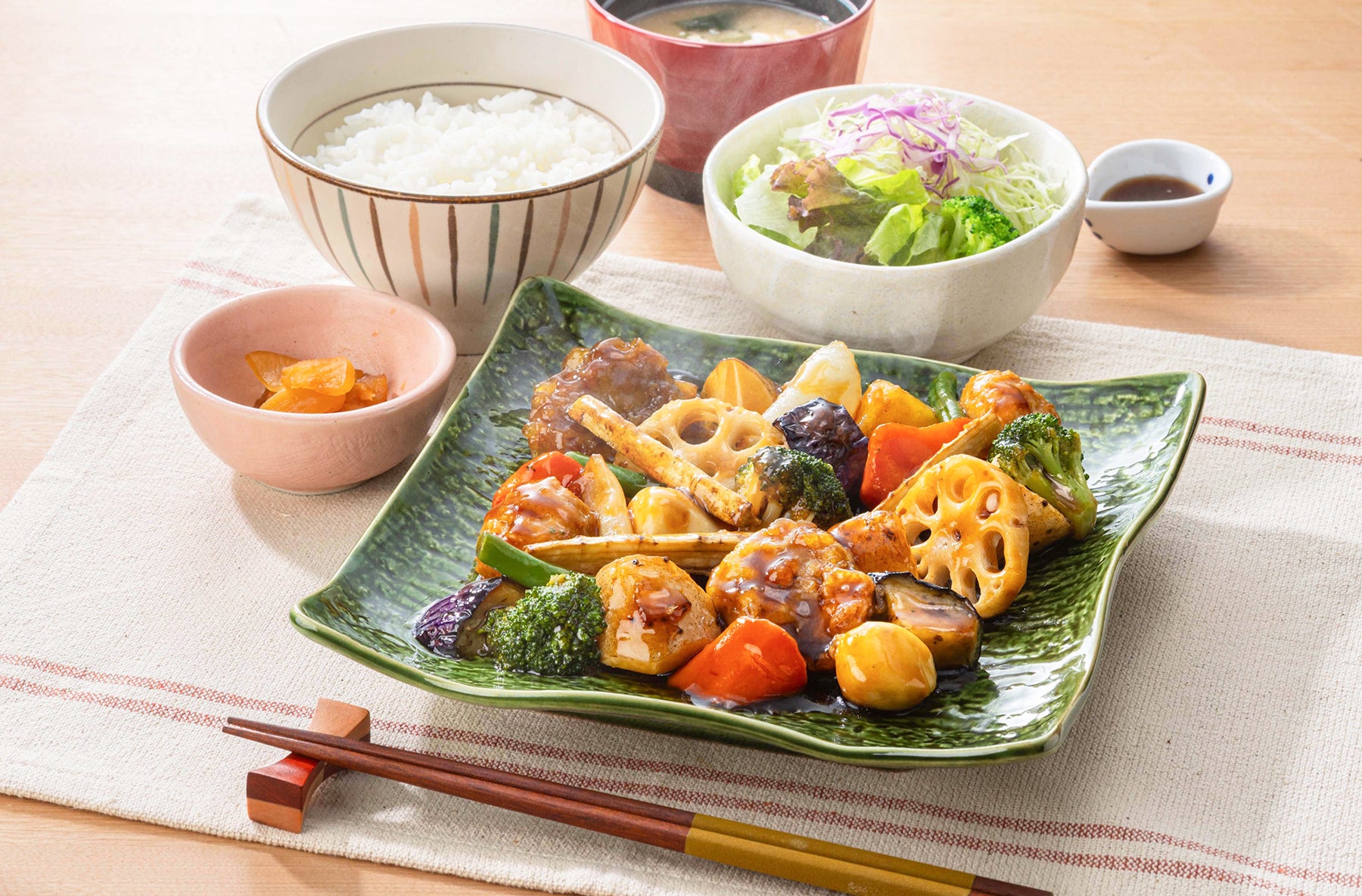 「季節の野菜と豚と鶏つくねの黒酢あん」が冬野菜に！